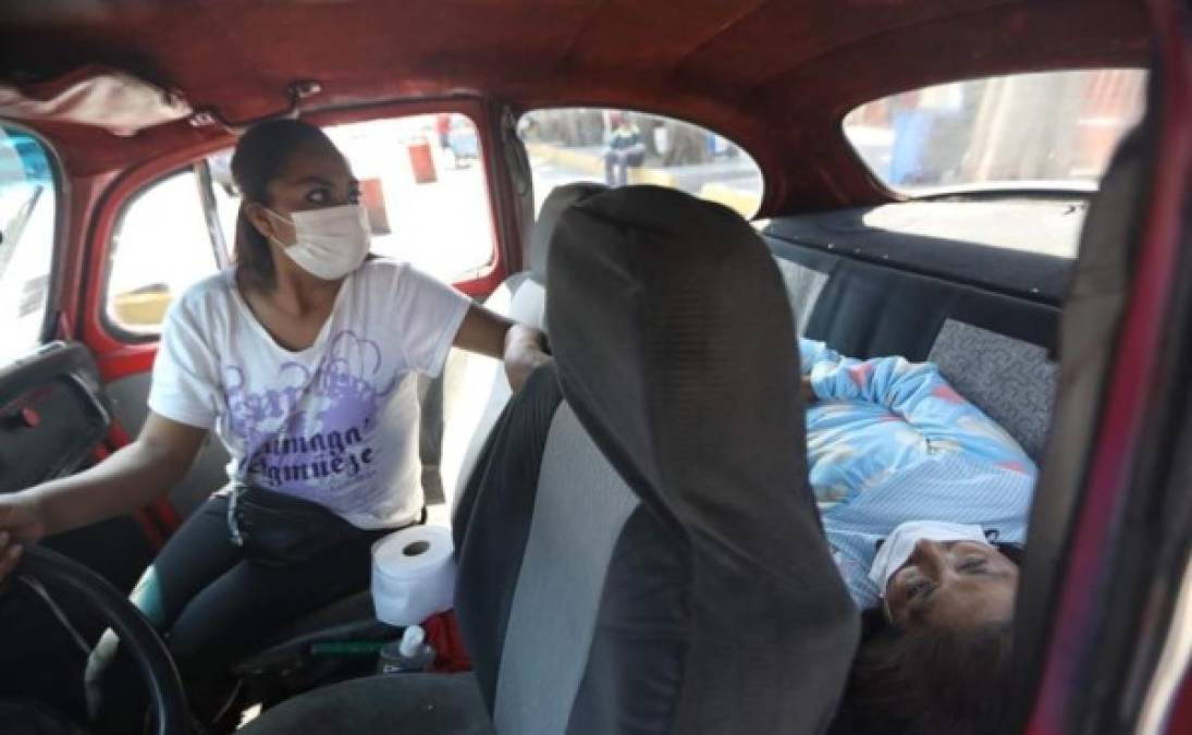 A la paciente le tocó esperar horas en el interior de su vehículo debido a que no hay disponibilidad de camas para atender a enfermos de COVID-19.