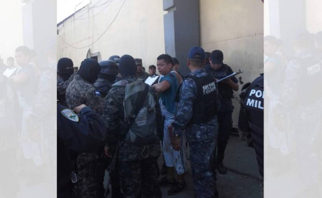 Todavía en horas del mediodía, los reos eran trasladados al hospital.