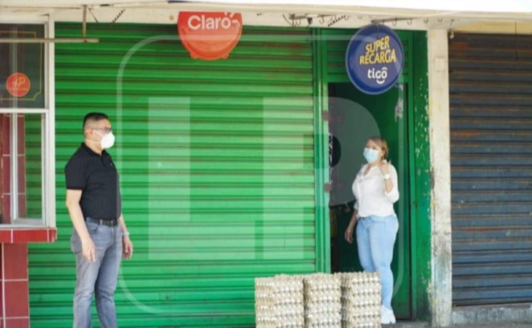 "Otros vendedores solo llegaron a cerrar sus negocios y llevarse productos para venderlos en las zonas donde habitan. "