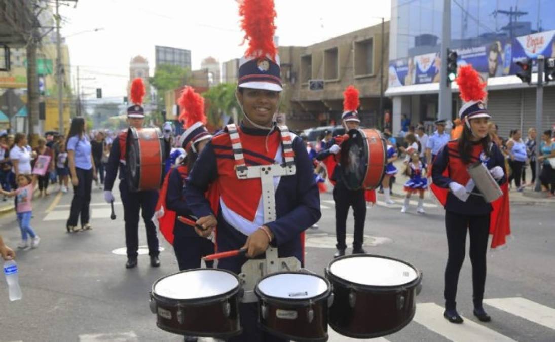 Los jóvenes de la banda de guerra del instituto Juan Bosco disfrutaron de su participación.