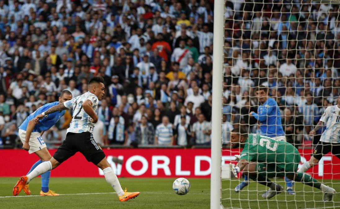 Lautaro Martínez marcando el primer gol de Argentina contra Italia en Wembley.