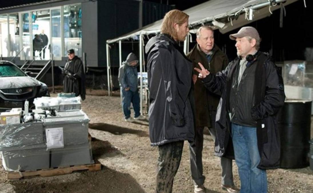 En la primer entrega de Thor, el actor Chris Hemsworth dialoga con su director.