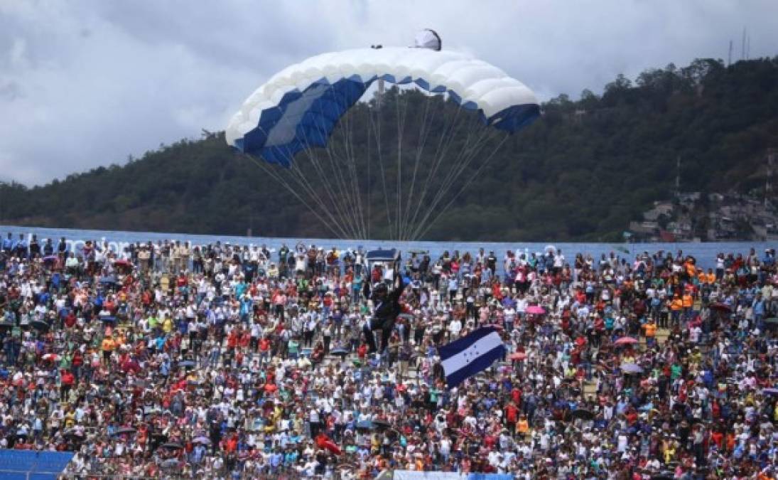 El paracaidista más esperado fue el que portada la bandera de Honduras. Llegó de pie y miles de personas aplaudieron emocionadas.