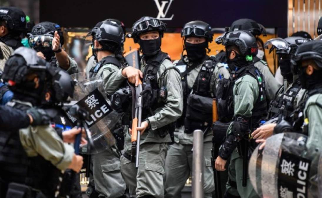El fuerte dispositivo policial, que llegó armado, impidió en Hong Kong que los activistas prodemocracia pudieran manifestarse.