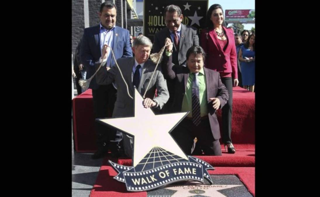 Renán Almendárez lloró al recibir su estrella en el paseo de la Fama de Hollywood.