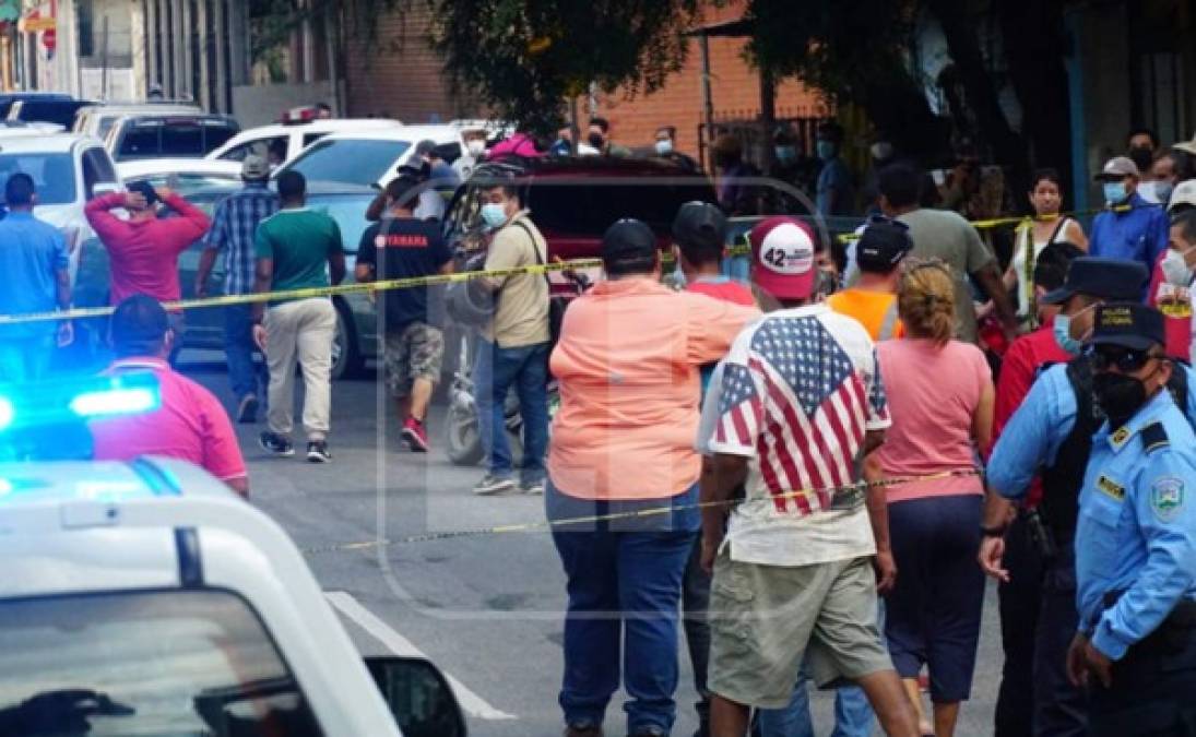 Varios curiosos se acercaron al lugar de la masacre en el barrio Guamilito.