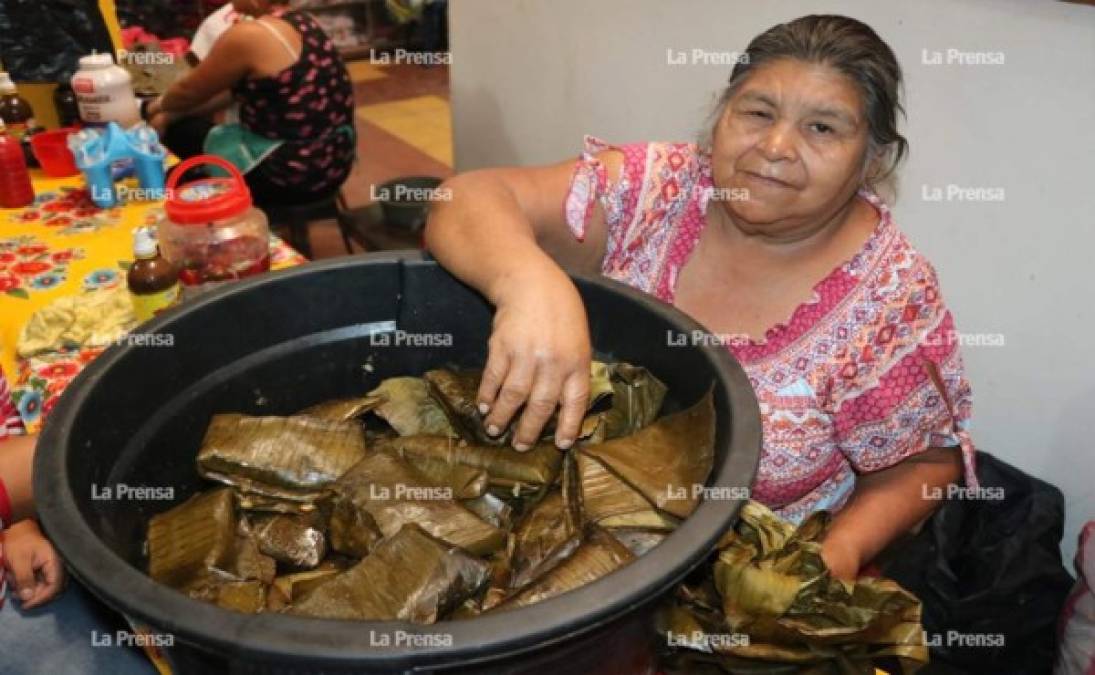 Trabajadoes del occidente aprovechan a vender en la ExpoCopán, debido a la afluencia de personas.