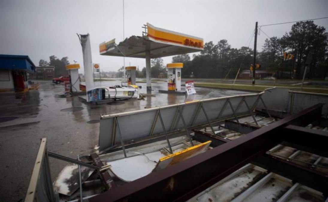 El huracán Florence, que se abatió este viernes con fuerza sobre la costa atlántica de Estados Unidos, ya ha dejado estragos a su paso.