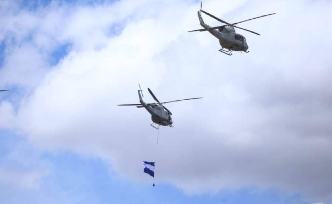 Fueron un total de 14 paracaidistas que saltaron de los aviones de la Fuerza Área al vacío del cielo capitalino. Su meta era aterizar en la grama del coloso y con mayor gallardia, hacerlo de pie.