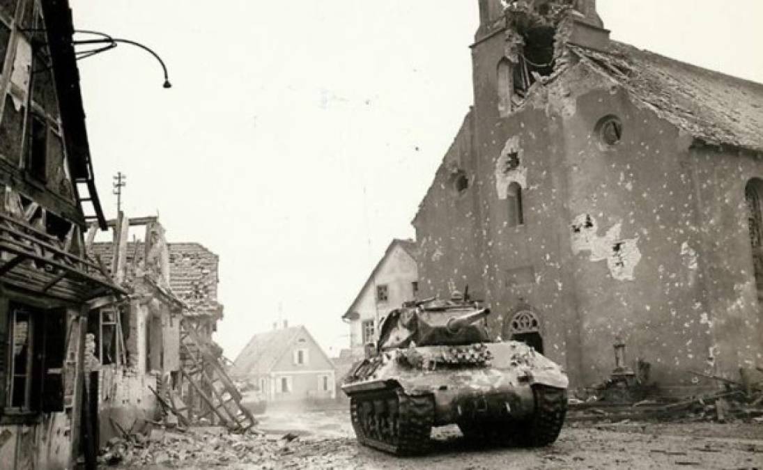 Un tanque destructor M-10 fue captado en la ciudad de Rohrwiller, Francia. La fotografía fue tomada en febrero de 1945 y en ella se refleja la destrucción que sufrió Europa durante esos años de muerte.
