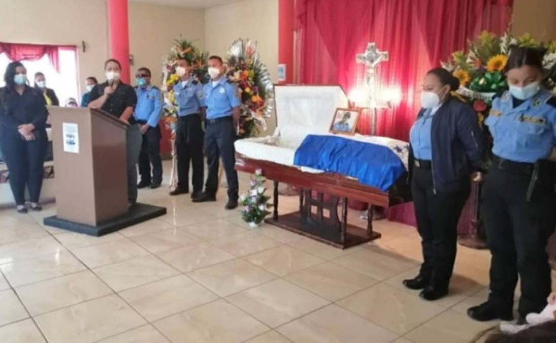 Familiares, vecinos y amigos de la comunidad de Danlí, El Paraíso, se hicieron presentes para darle el último adiós al clase I póstumo de Policía Carlos Alberto López.