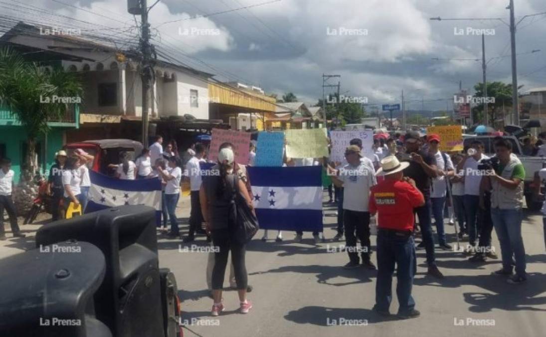 FOTOS: Médicos y docentes protestan este lunes exigiendo la derogación de decretos