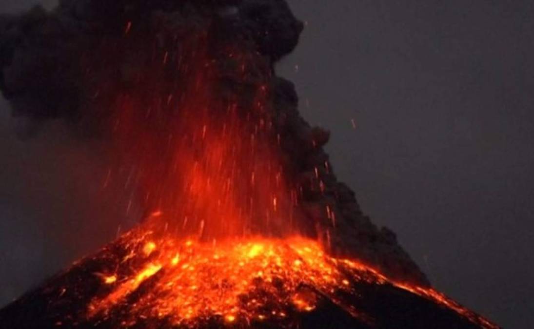 Las autoridades indicaron que supervisan de cerca la actividad de Anak Krakatau, ubicado en una isla deshabitada en el estrecho de Sonda, por si entrara de nuevo en erupción.