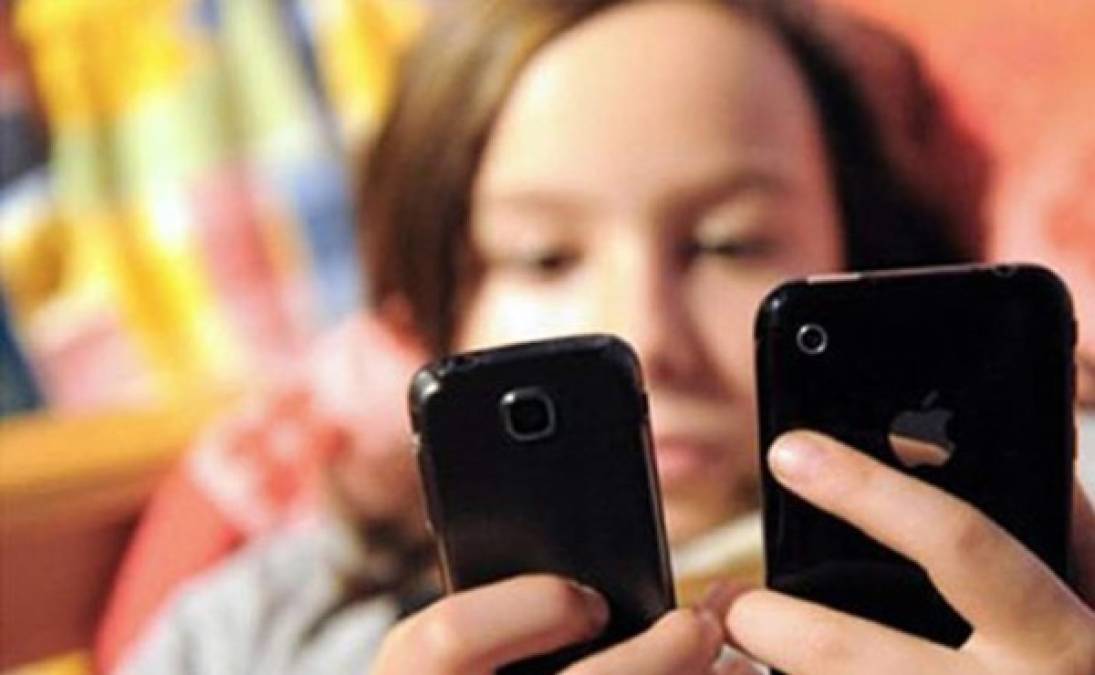 Existen jóvenes que tienen hasta dos teléfonos celulares en diferentes países de América Latina.