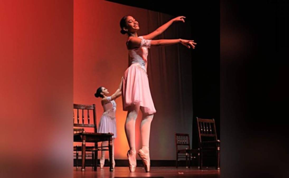 Una noche cargada de talento y ritmos se vivió en la presentación El cascanueces y los cuatro reinos, de la academia Centro Sampedrano de Enseñanza Artística (Censea).<br/><br/>Mahli Scott brilló con su danza en puntas.