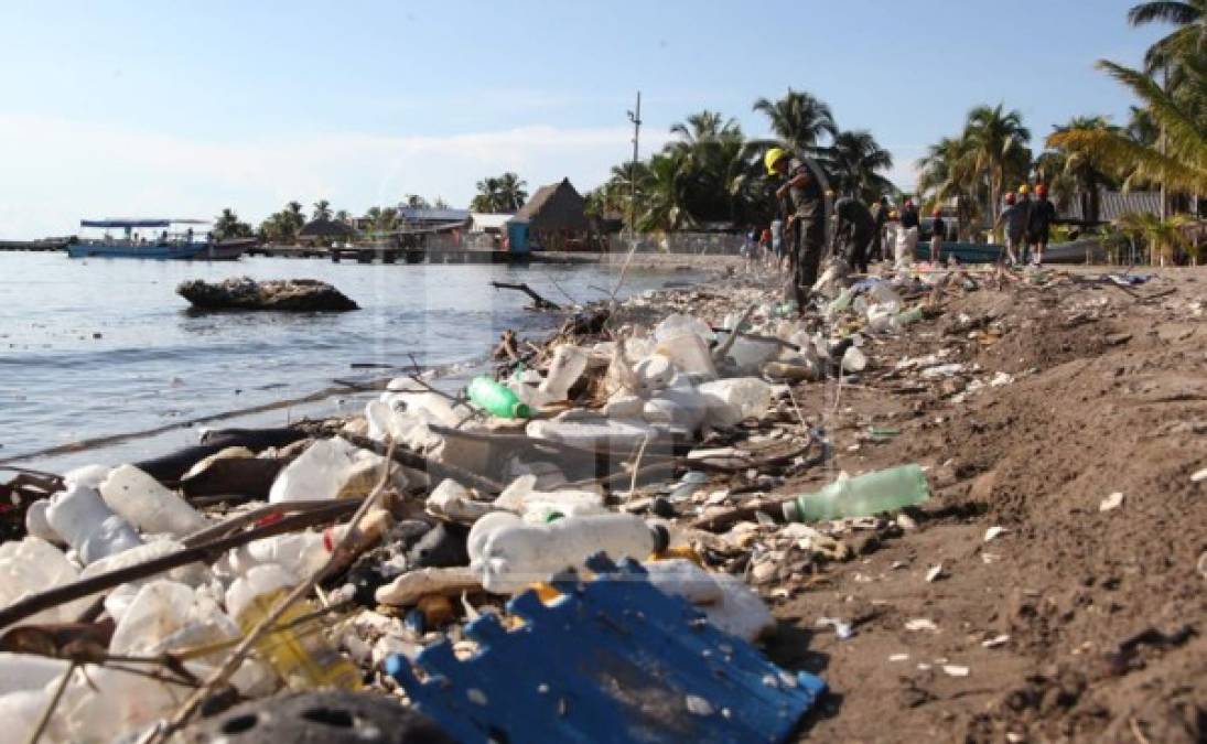 Las autoridades municipales de Omoa iniciaron labores de limpieza este domingo, para que las playas continúen recibiendo visitantes.