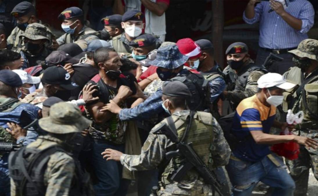 Los migrantes hondureños rompen la valla policial para ingresar a Guatemala en su camino a los Estados Unidos. Foto AFP