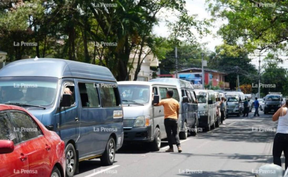 El féretro fue llevado en un busito y varios se fueron en caravana hacia la funeraria.