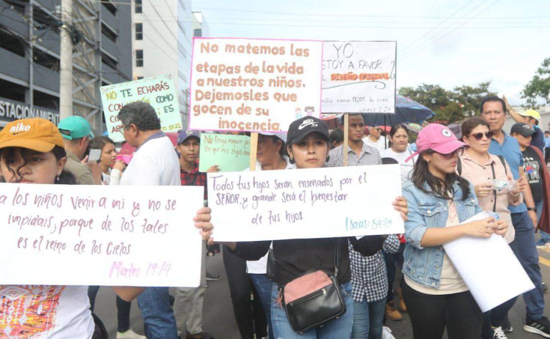 Miles de hondureños se movilizan en contra de la ideología de género