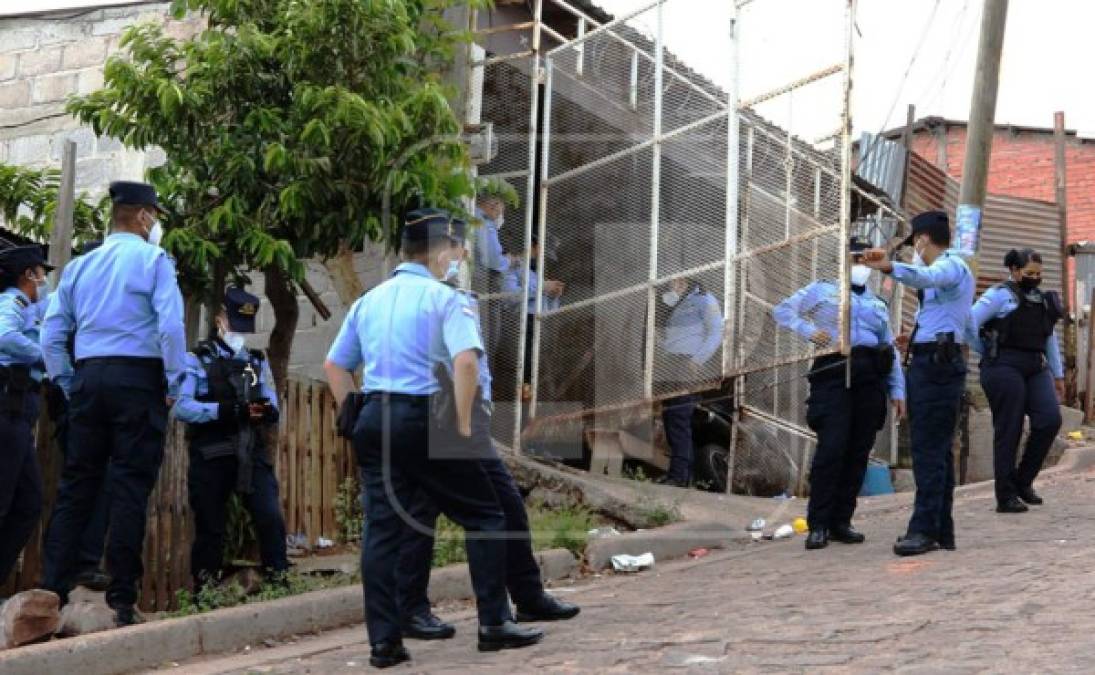 Los policías recibieron una denuncia a la 1:00 de la madrugada del domingo, donde se puso en manifiesto que personas estaban realizando escándalo público, por lo que ambos acudieron a constatar el hecho.