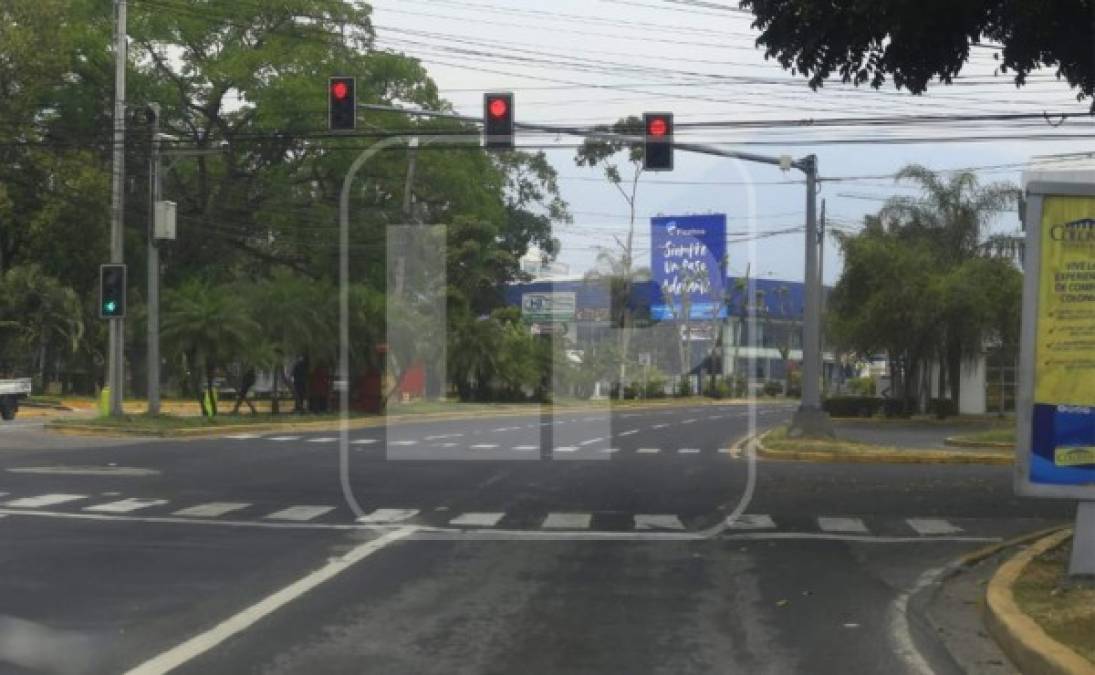 La avenida circunvalación de San Pedro Sula totalmente vacía.