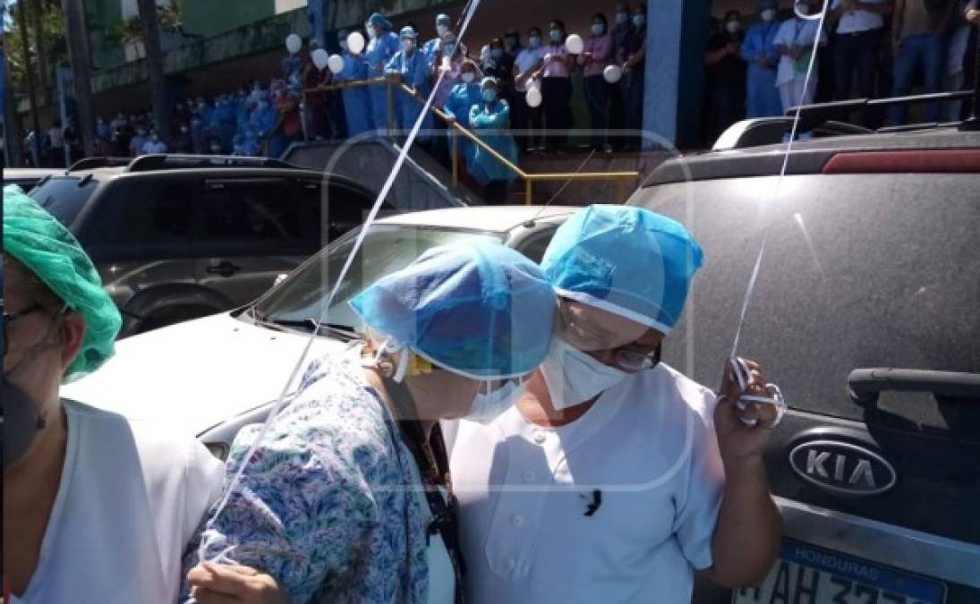 Compañeros de trabajo en el hospital Mario Catarino Rivas no pudieron evitar llorar ante la irreparable pérdida.