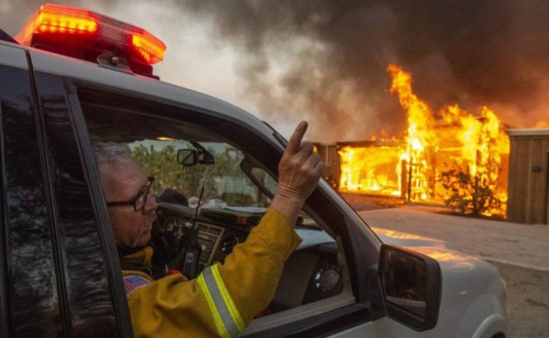 La compañía eléctrica Pacific Gas & Electric (PG&E), decidió cortar el servicio a casi dos millones de sus clientes en el norte de California por el temor de que los cables derrumbados o fallas en el equipo eléctrico causaran más focos de fuego.