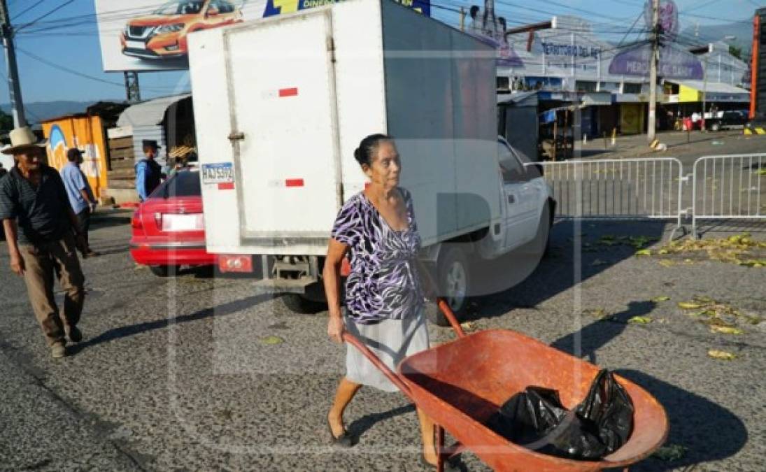 "Los locatarios no acataron en primera instacia el llamado al cierre y amanecieron trabajando en los mercados sampedranos. Jóvenes y ancianos trasladaron sus productos para conservarlos."