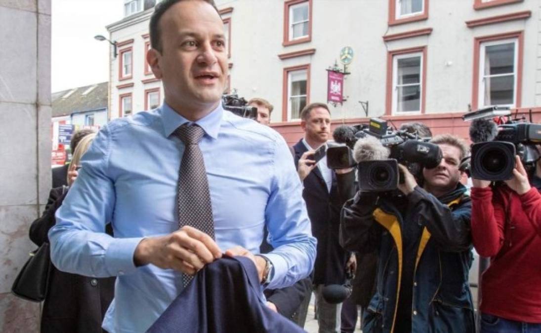 Leo Eric Varadkar es un político y médico irlandés de ascendencia india, miembro del partido conservador democristiano Fine Gael. Nació en Dublín el 18 de enero de 1979.