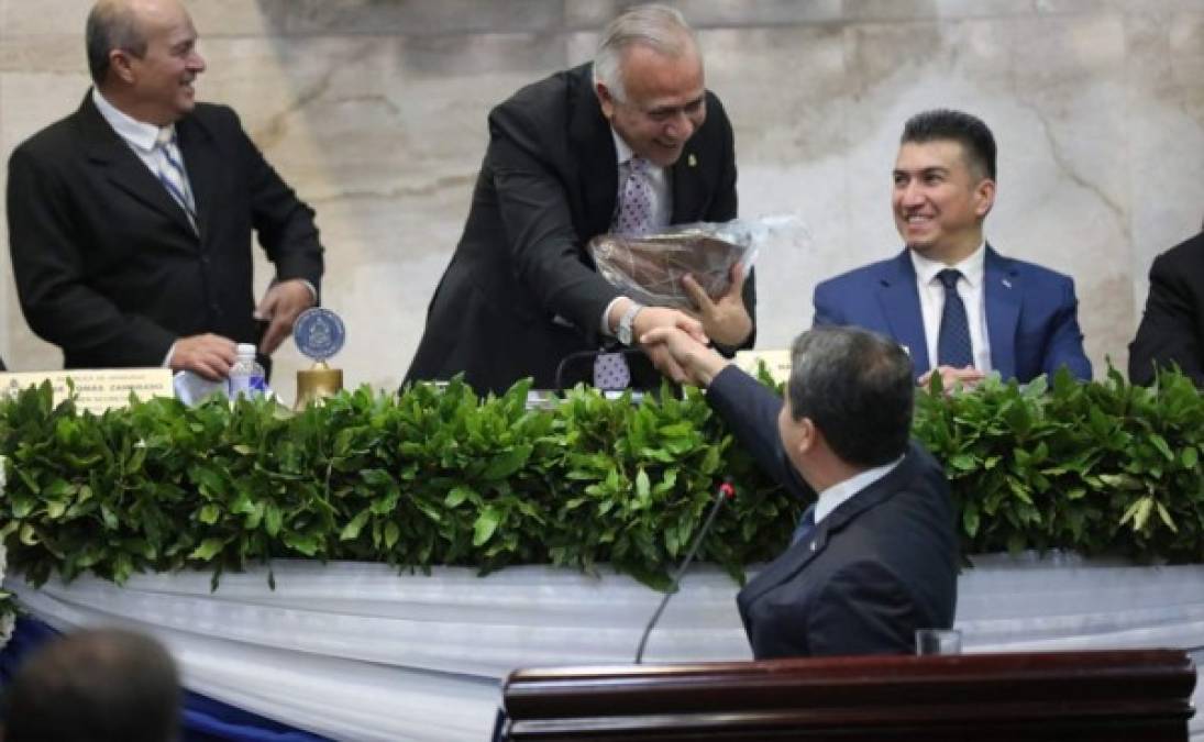 Juan Orlando Hernández regaló un par de zapatos al candidato presidencial Mauricio Oliva para que recorra los distintos departamentos del país.