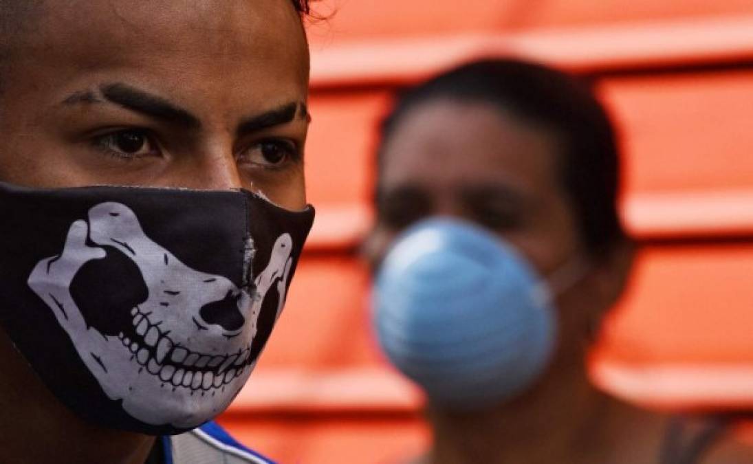 No todos los hondureños lograron conseguir una mascarrilla o cubre boca adecuado y se las ingenian para protegerse como pueden a la hora de salir a la calle.