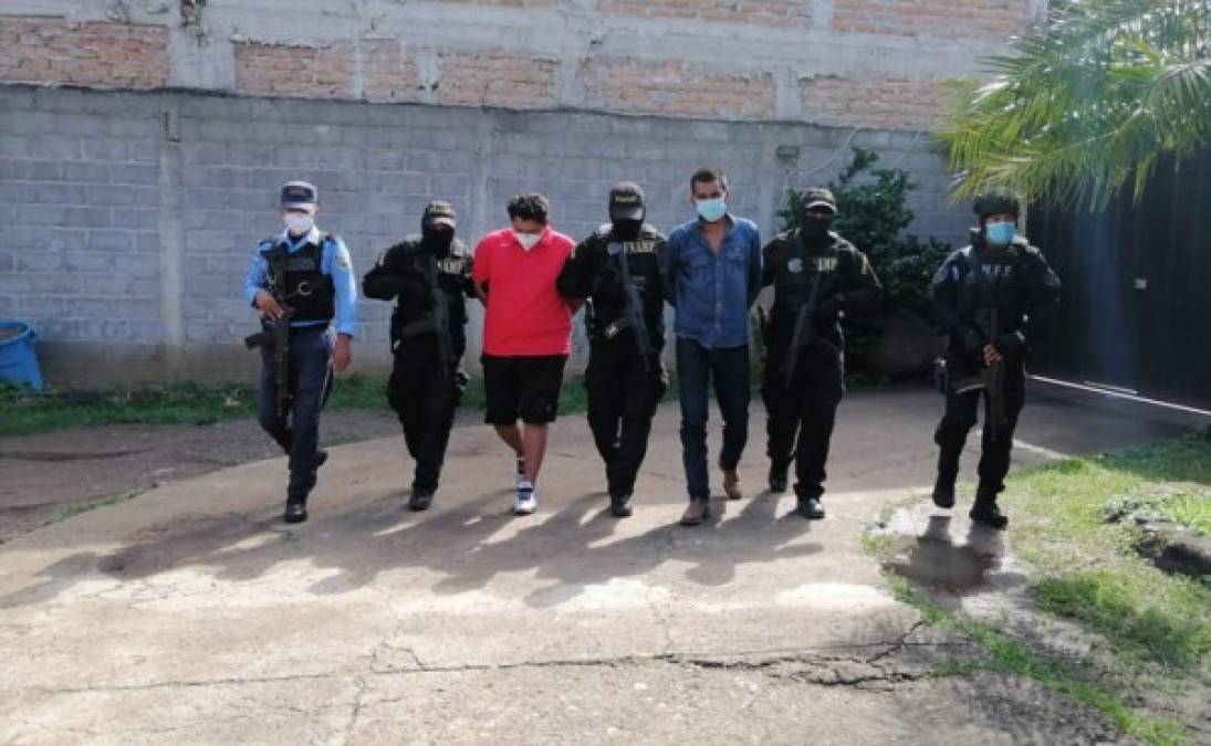 Mediante operaciones de allanamiento desarrolladas en la ciudad de Comayagua, se detuvo a dos personas vinculadas al ilícito de distribución y venta de drogas, así como posesión ilícita de armas de fuego.