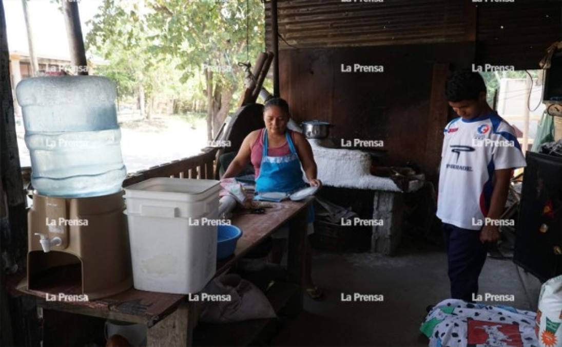 Gerson sale de la casa en horas del mediodía rumbo al colegio.