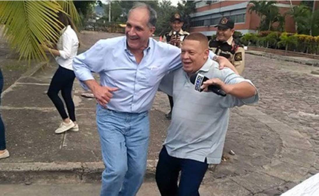 El alcalde de la capital, Nasry Tito Asfura, fue captado bailando en las inmediaciones de la Universidad Pedagógica Francisco Morazán, donde llegó a votar.