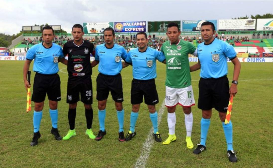 Los capitanes de Marathón, Allan Banegas, y del Platense, César Oseguera, posando con la cuartera arbitral comandada por Héctor Rodríguez antes del inicio del partido.