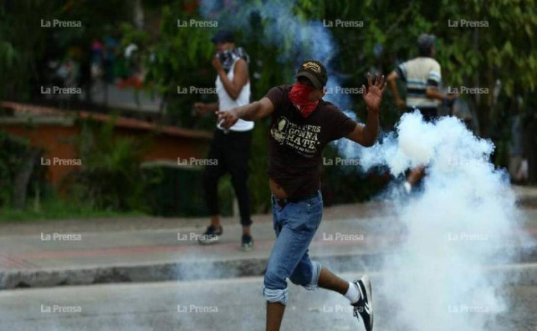 Los protestantes que taparon su rostro atacaron a las fuerzas policiales.