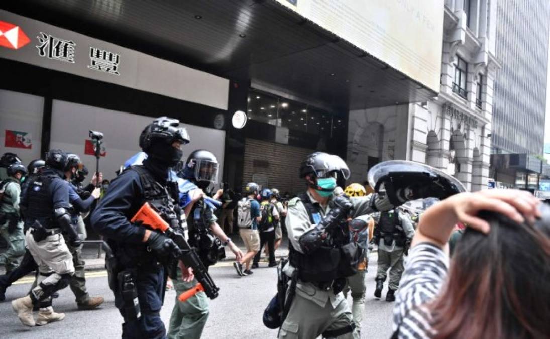 Algunos centenares de manifestantes se reunieron brevemente durante la pausa del almuerzo en los barrios de Causeway Bay y Central, antes de ser dispersados por disparos de gas pimienta irritante.
