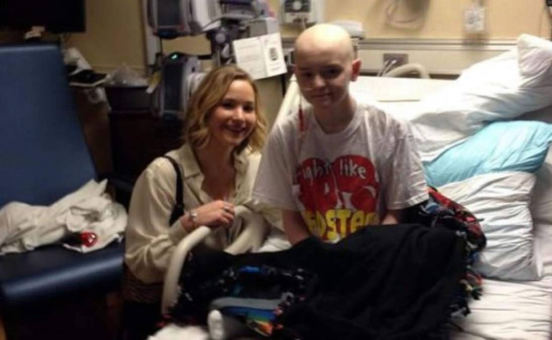 La protagonista de la saga The Hunger Games Jennifer Lawrence les regaló, con su visita, una sonrisa a los niños del hospital infantil Kosair en la ciudad de Louisville, Kentucky.