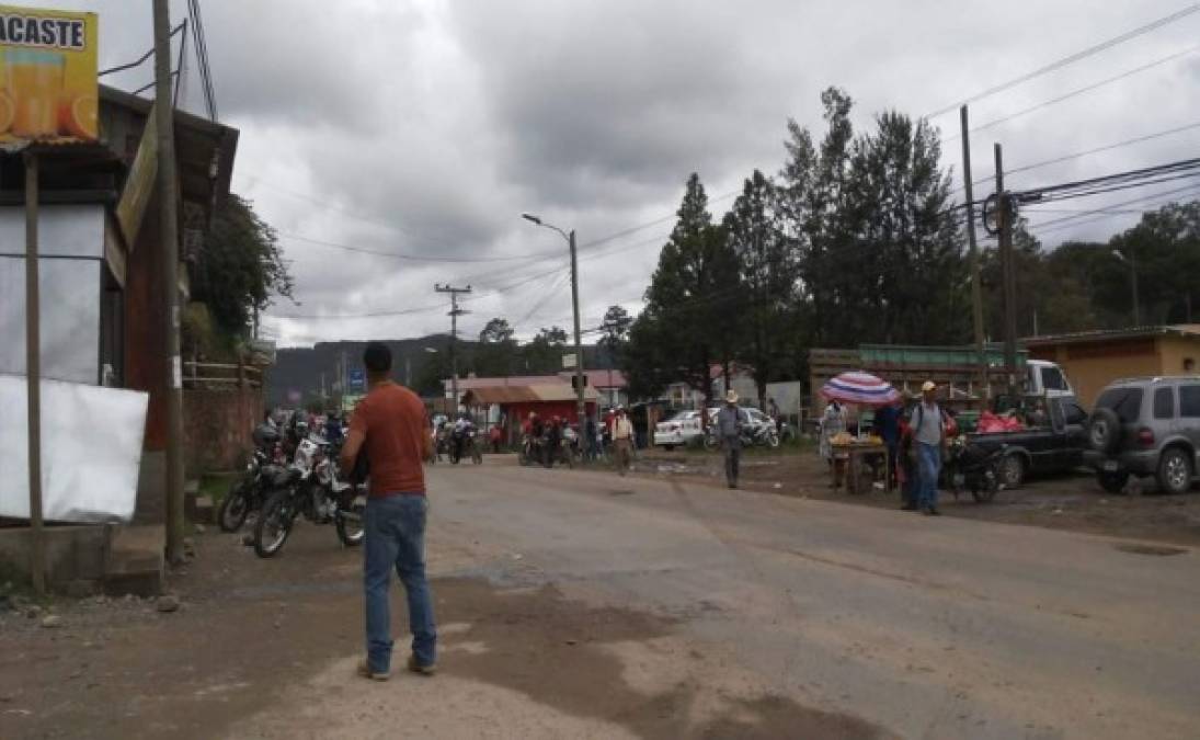 En La Esperanza, Intibucá los manifestantes se han puesto con banderas y pancartas contra los decretos.