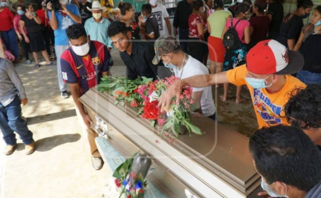 Familiares y amigos reclamaron los cuerpos de las víctimas.