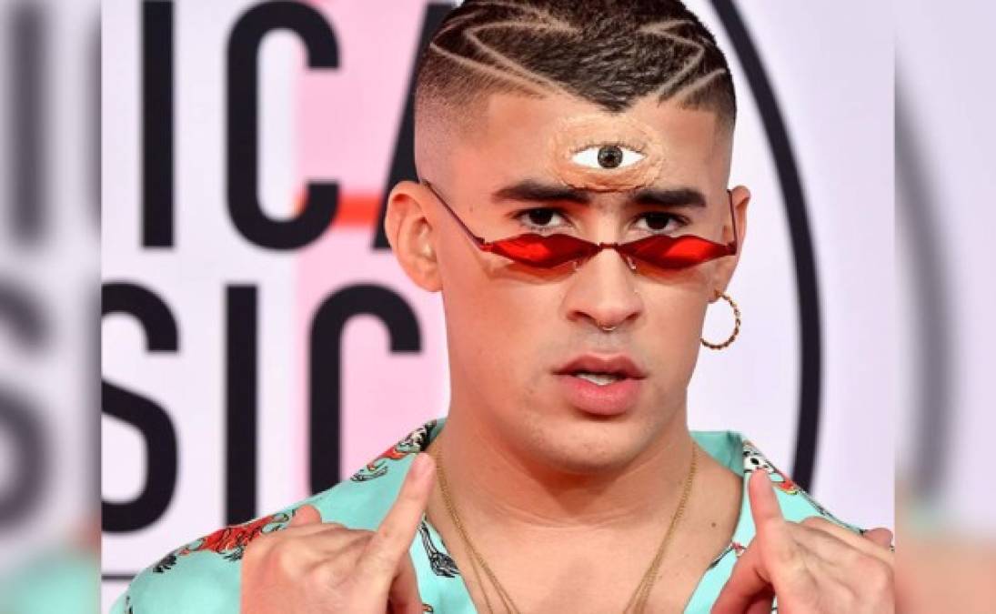 Bad Bunny se ha convertido, sin lugar a dudas, en uno de los absolutos protagonistas de los últimos AMAs 2018. <br/><br/>Su atuendo del 'tercer ojo' ha causado una revolución de comentarios acerca de lo excéntrico de su vestimenta. <br/><br/>Aquí te dejamos los atuendos más despampanantes del 'conejo malo' publicadas en su cuenta de Instagram: