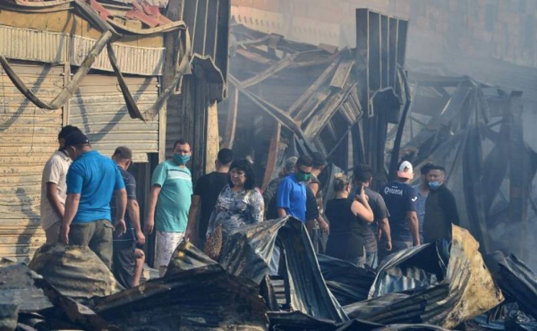 Muchos de los locatarios cayeron desconsolados al ver sus negocios destruidos y aseguraron que ya estaban perdiendo dinero por la cuarentena por el coronavirus y ahora que perdieron su negocio están en calamidad.