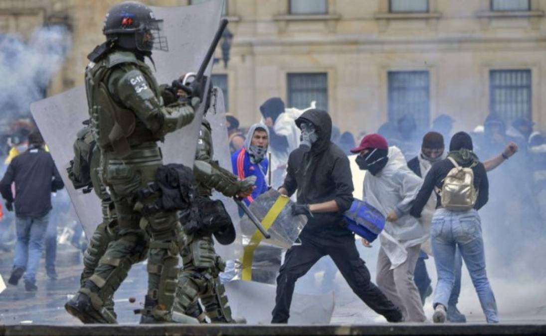 Una batalla campal entre vándalos encapuchados y la Policía colombiana se desató este jueves en la Plaza de Bolívar de Bogotá al cierre de las manifestaciones contra la política económica y social del Gobierno del presidente Iván Duque.