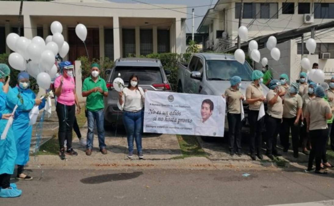 Con globos blancos y mucha tristeza los compañeros de trabajo asistieron al recorrido.