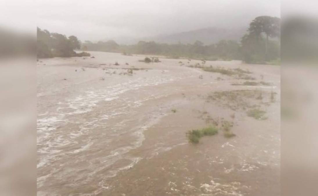 En La Ceiba, el temporal no dejó mayores daños, más que calles inundadas y el transporte marítimo hacia Islas de la Bahía suspendido por el fuerte oleaje del mar Caribe, al igual que el aéreo por la escasa visibilidad.