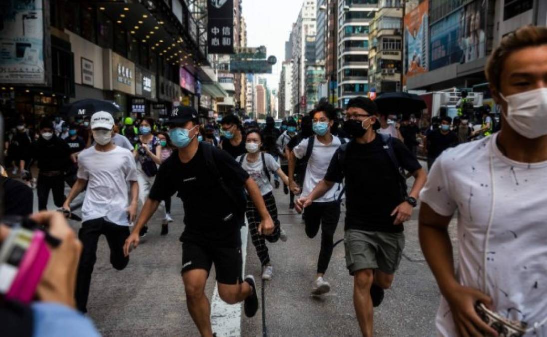 El objetivo de los manifestantes, este miércoles, era impedir el debate de la llamada 'ley del himno nacional', una propuesta que, de aprobarse en el Consejo Legislativo hongkonés, se traduciría en hasta 3 años de cárcel y multas de hasta 50,000 dólares de Hong Kong (6.450 dólares o 5.880 euros) para quien no respete la 'Marcha de los Voluntarios'.