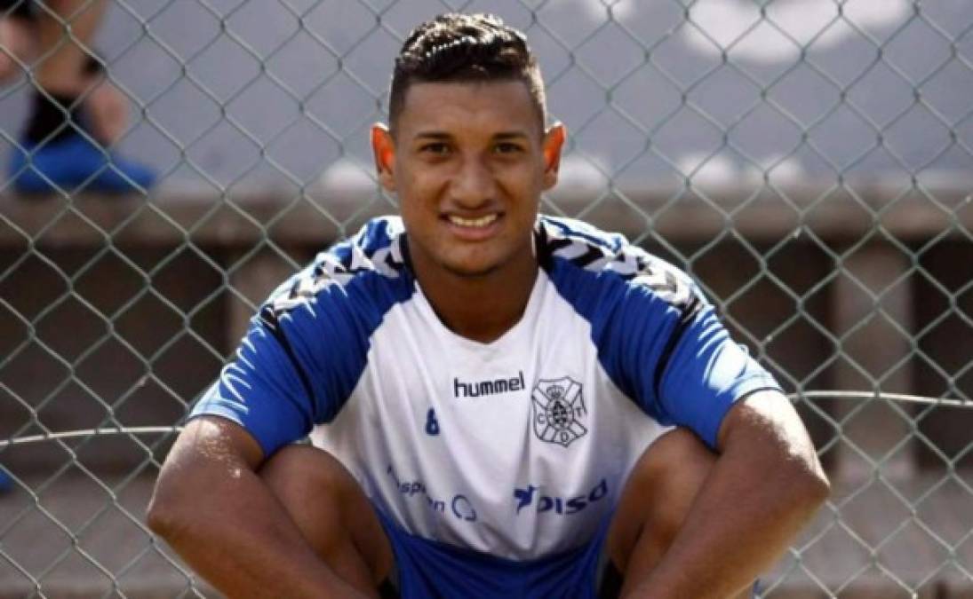 El hondureño Bryan Acosta, que milita en el club Tenerife de la segunda división de España, estaría a poco de salir del equipo según medios locales de este país.