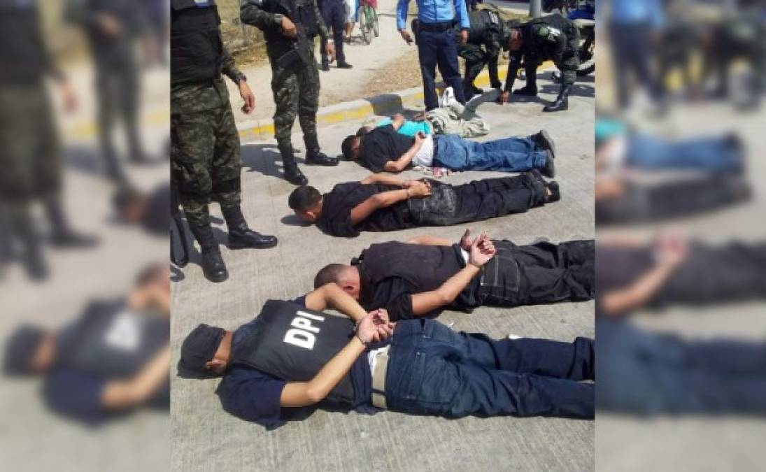 Los cinco pandilleros cuando fueron capturados fuera de la Central de Abastos, en la 27 calle de San Pedro Sula.