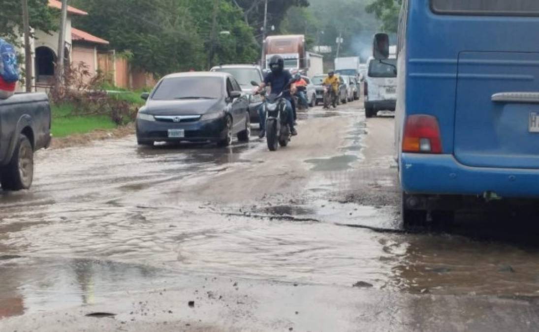 Los pobladores de colonias como Real del Campo 2, Bosques de Jucutuma 1, 2 y 3, Sitradima y alrededores aseguran que han pedido a las autoridades de la alcaldía sampedrana apoyo para reparación inmediata de la carretera pero no les han respondido.