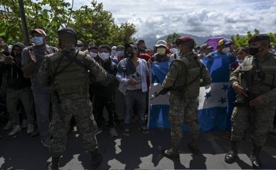 Miembros del Ejército de Guatemala detienen a un grupo de migrantes hondureños en Entre Ríos, Guatemala, luego de que cruzaran la frontera. Foto AFP